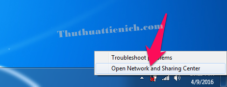 Nhấn chuột phải lên biểu tượng kết nối wifi trên thanh taskbar của Windows 7 chọn Open Network and Sharing Center