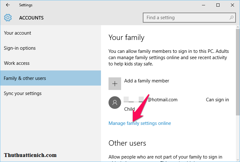 Chọn Family & other users trong menu bên trái sau đó nhìn sang bên phải nhấn vào dòng Manage family settings online