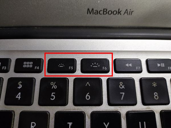 Làm cách nào để bật hoặc tắt bàn phím có đèn nền?