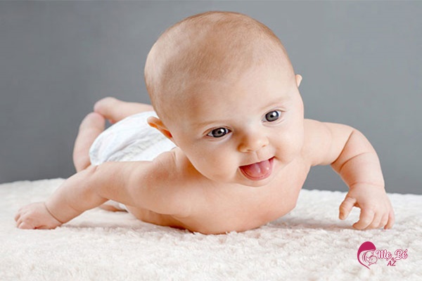 Trẻ sơ sinh từ 3 - 6 tháng sẽ biết lẫy và lật