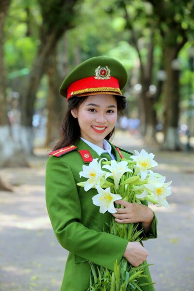 Hình ảnh nữ công an ôm bó hoa