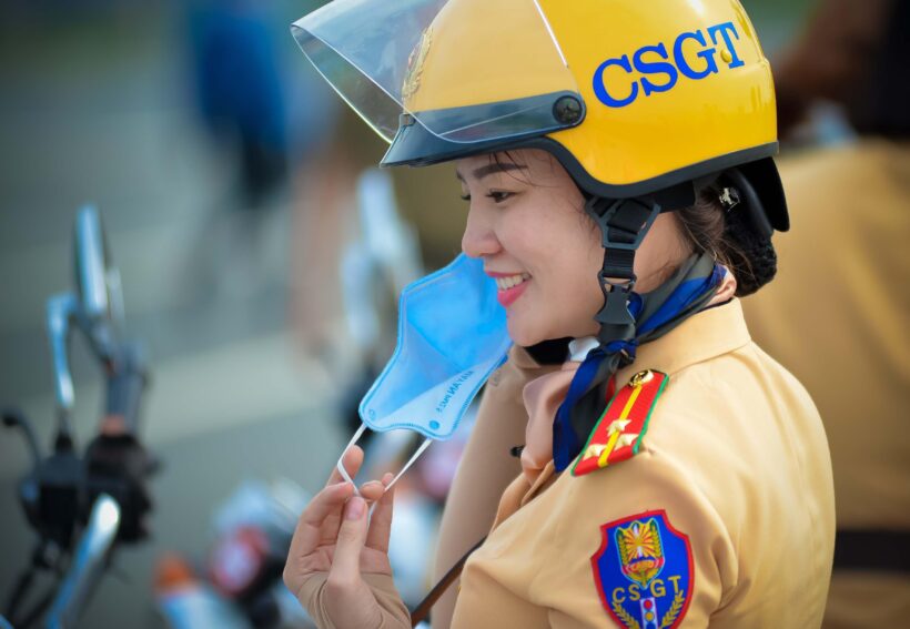 Hình ảnh nữ cảnh sát giao thông nở nụ cười rạng rỡ