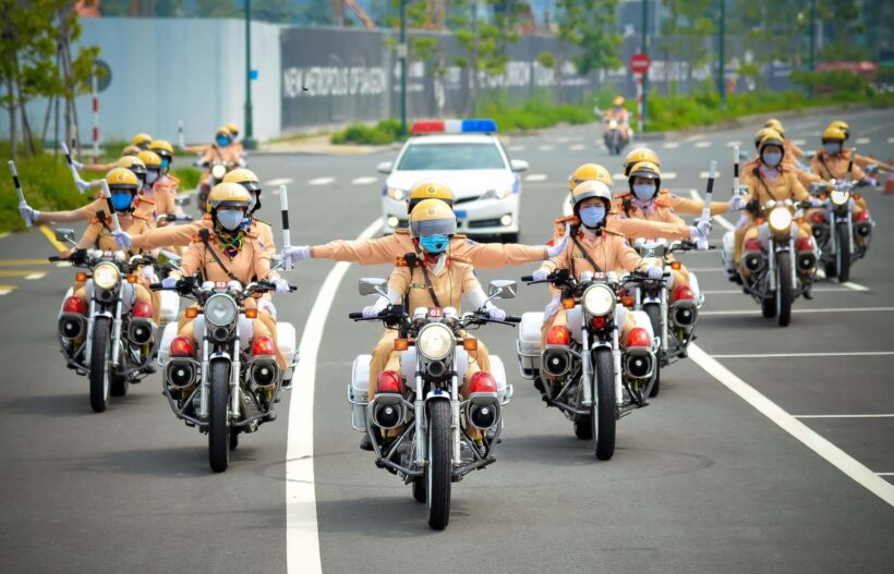 Hình ảnh đoàn nữ cảnh sát giao thông