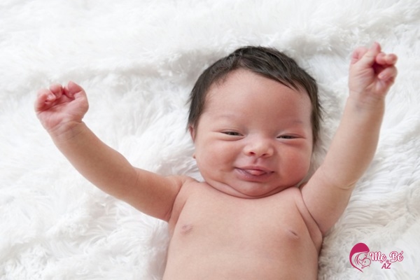 Trẻ sơ sinh dùng cả ngôn ngữ cơ thể để "hóng chuyện"
