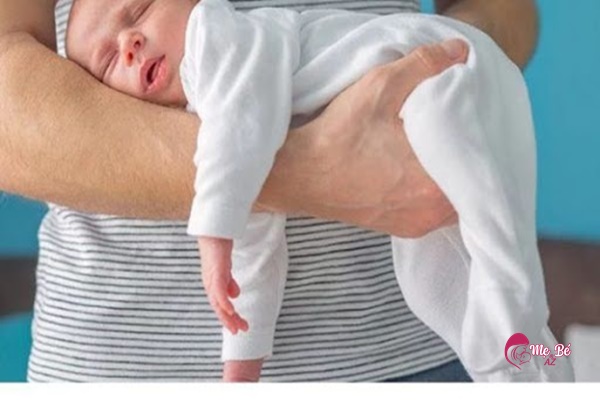 Cách bế trẻ sơ sinh trong 6 tháng đầu đời