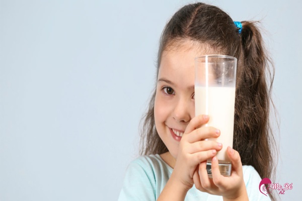 Có nên cho trẻ 2 tuổi uống sữa đêm không? Uống như thế nào cho tốt?