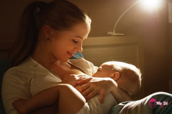 Trẻ sơ sinh dưới 6 tháng tuổi cần được bú đêm còn từ 6 thán tuổi trở lên thì mẹ có thể cắt bớt cữ bú