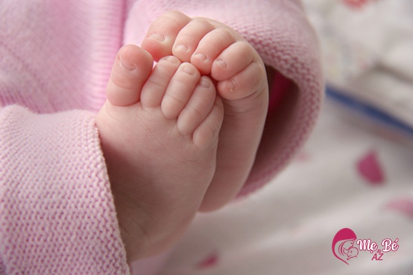 Đôi chân non nớt của trẻ sơ sinh cần được bảo vệ