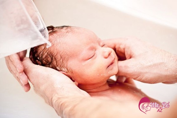 Màu da em bé phụ thuộc nhiều vào di truyền chứ không phải tắm bằng nước dừa
