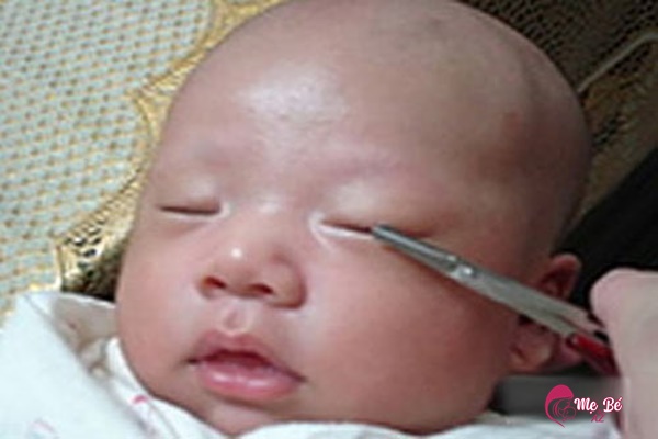 Rất nhiều mẹ tin theo kinh nghiệm cắt lông mi cho trẻ sơ sinh