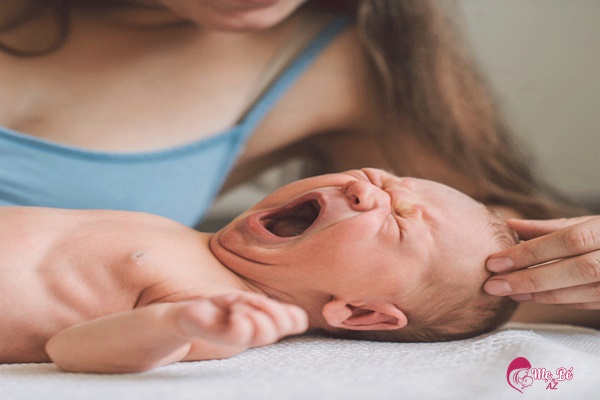Cách đánh thức trẻ sơ sinh ngủ không chịu dậy bú rất hiệu quả