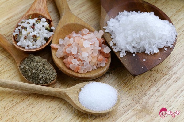 Muối có công dụng làm sạch da, sát khuẩn, tẩy tế bào chết và giảm lượng nhờn trên da, hỗ trợ trị mụn hiệu quả
