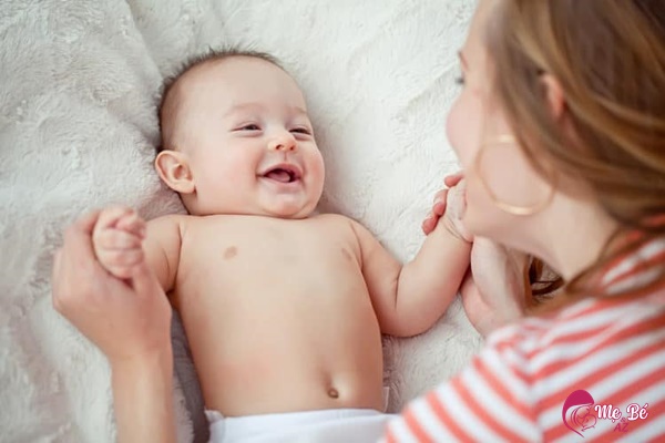 Trẻ sơ sinh 2 - 3 tháng tuổi là có thể biết cười