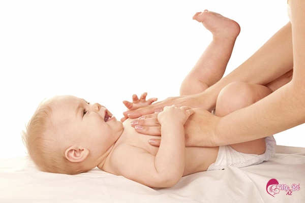 Chọn cách đúng: Massage cho trẻ sơ sinh trước hay sau khi tắm?