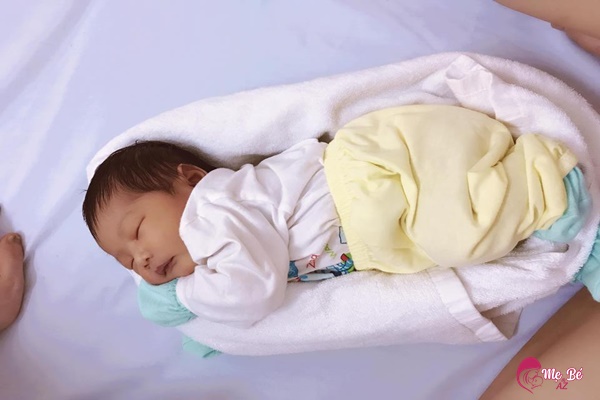 Cách ôm và ủ trẻ sơ sinh ngủ ngon