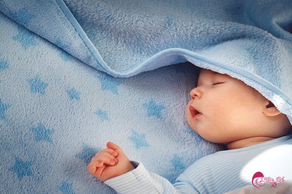 Khi nào trẻ sơ sinh ngủ xuyên đêm?