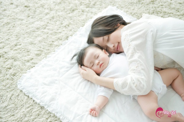 Tại sao trẻ sơ sinh thích ôm khi ngủ?
