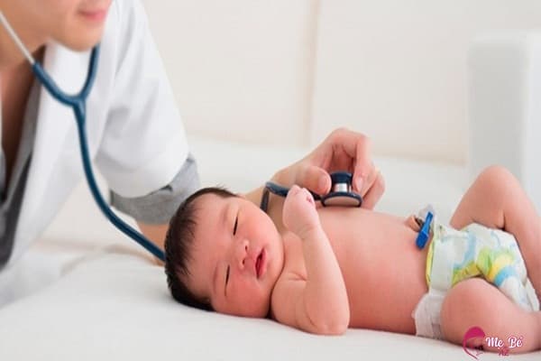 khám bác sĩ nếu tình trạng rốn trẻ sơ sinh có mủ kéo dài 