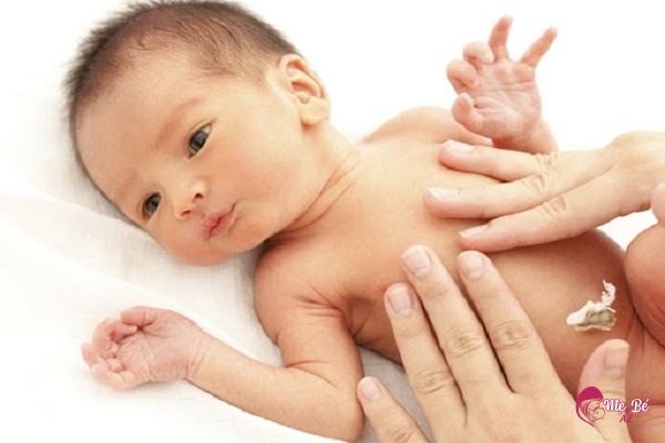 Rốn trẻ sơ sinh bình thường có mùi trước khi rụng không?