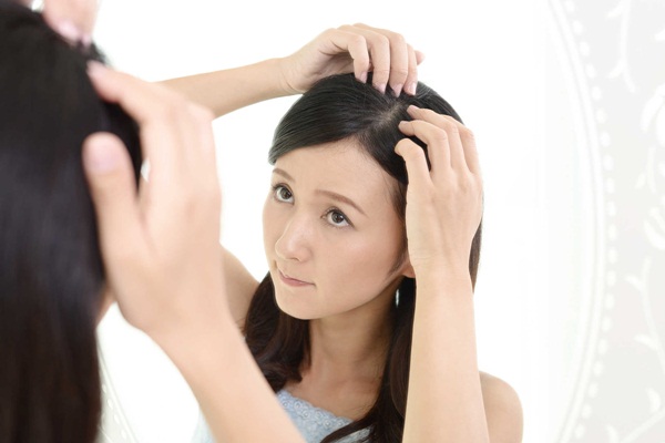 Mẹ sau sinh hoàn toàn có thể cắt tóc nếu sức khỏe ổn định bình thường