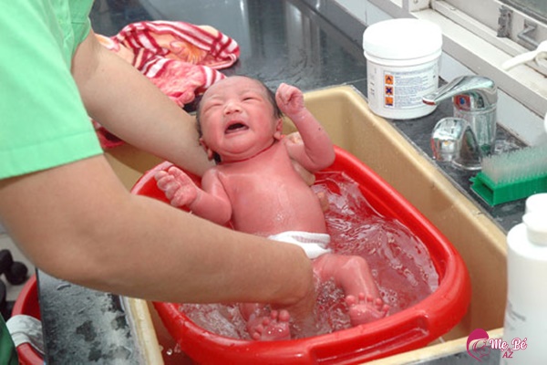 Tắm chanh cho trẻ sơ sinh: NÊN hay KHÔNG? Cách tắm tốt nhất!