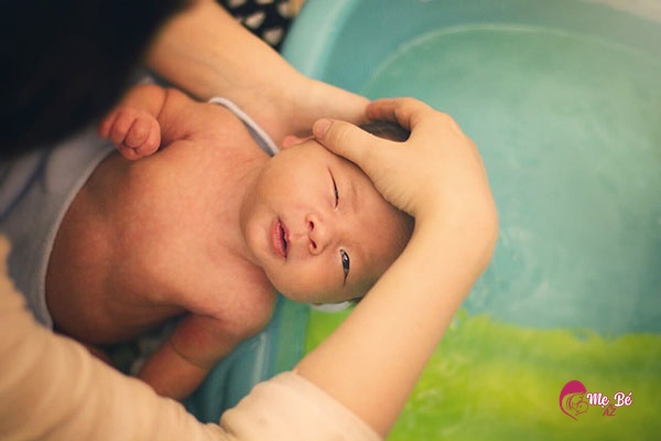 Tắm cho bé sơ sinh bằng mướp đắng: Lợi đủ đường nhưng mẹ nên cẩn thận