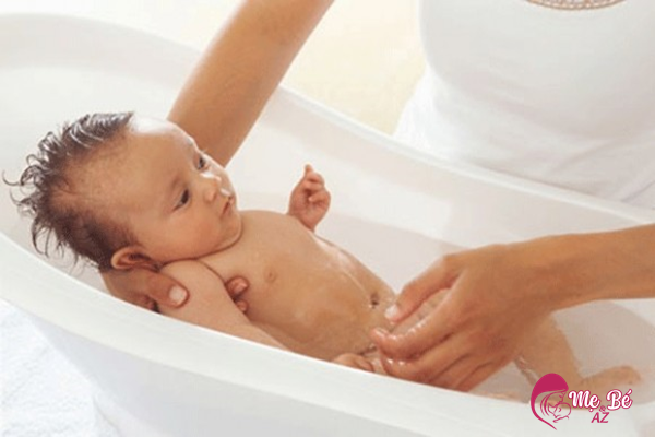 Tắm cho trẻ sơ sinh bằng nước trắng thêm vài giọt chanh là tốt nhất