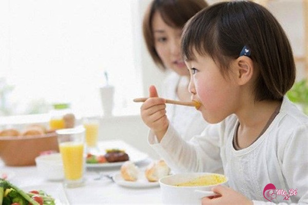 Cách khắc phục tình trạng trẻ 2 tuổi ăn hay bị nôn