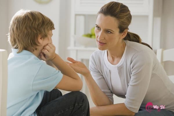 Cha mẹ cần phải bình tĩnh và kiên nhẫn để phân tích cho trẻ hiểu rằng hành vi của mình là sai