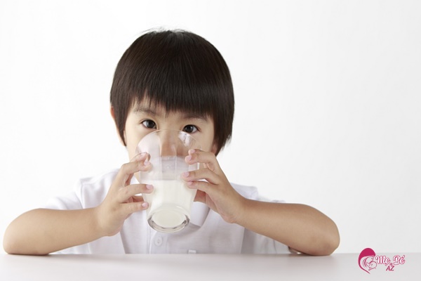 Hỏi - Đáp: Trẻ 2 tuổi uống sữa tươi gì? Cách chọn sữa tốt nhất
