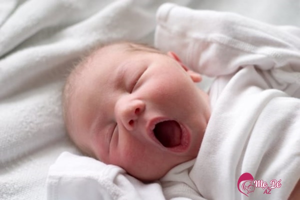 Trẻ sơ sinh 1 tháng tuổi đã có những bước tiến mới về khả năng vận động