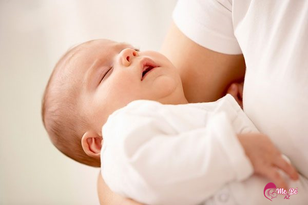 Trẻ sơ sinh bú khi ngủ: Con hay vừa bú vừa ngủ có sao không?