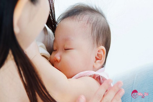 Trẻ sơ sinh bú khi ngủ: Con hay vừa bú vừa ngủ có sao không?