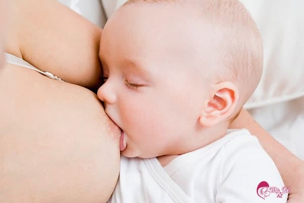 Trẻ sơ sinh bú lắc nhắc là như thế nào?