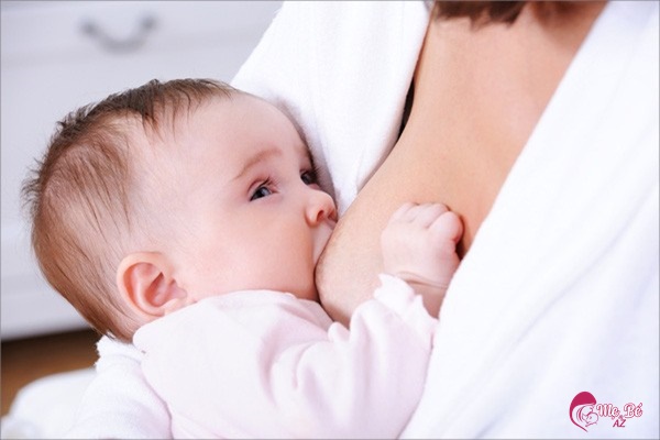 Trẻ sơ sinh bú mẹ phát ra tiếng có thể là nguyên nhân bệnh lý