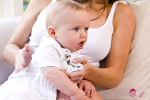 Trẻ sơ sinh bú xong ợ hơi giúp giảm tình trạng nôn trớ, ọc sữa