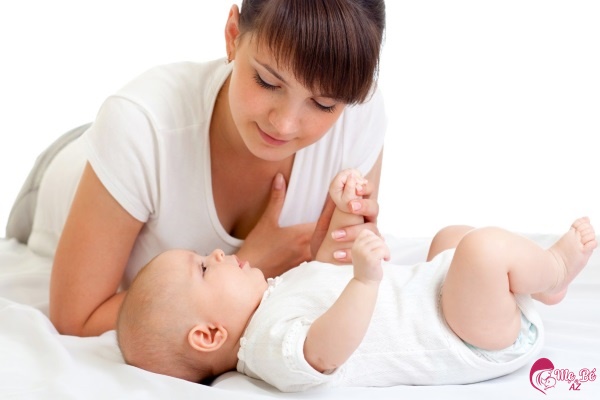 Mẹ có biết: Trẻ sơ sinh đòi bú liên tục phải làm sao không?