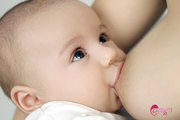 Nên cho trẻ sơ sinh bú theo cữ đều đặn để hạn chế thè lưỡi