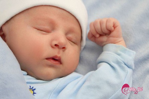 Trẻ sơ sinh lắc đầu nhiều khi ngủ là bình thường hay bất thường?