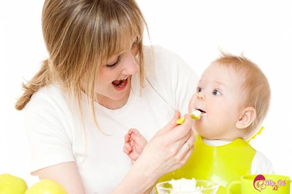 Hỏi - Đáp: Trẻ sơ sinh mấy tháng ăn được trái cây?
