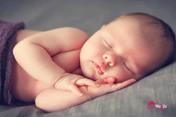 Có rất nhiều bé sơ sinh không bú đêm, ngủ liền tới sáng