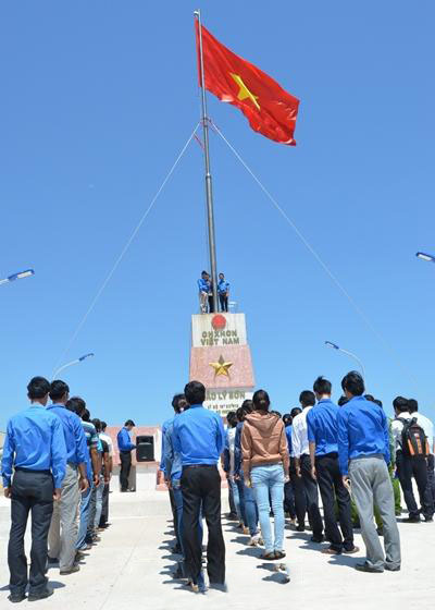 Hình ảnh cờ Việt Nam tung bay trên đảo Lý Sơn