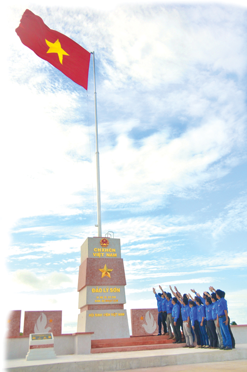 Hình ảnh cột cờ Việt Nam tung bay