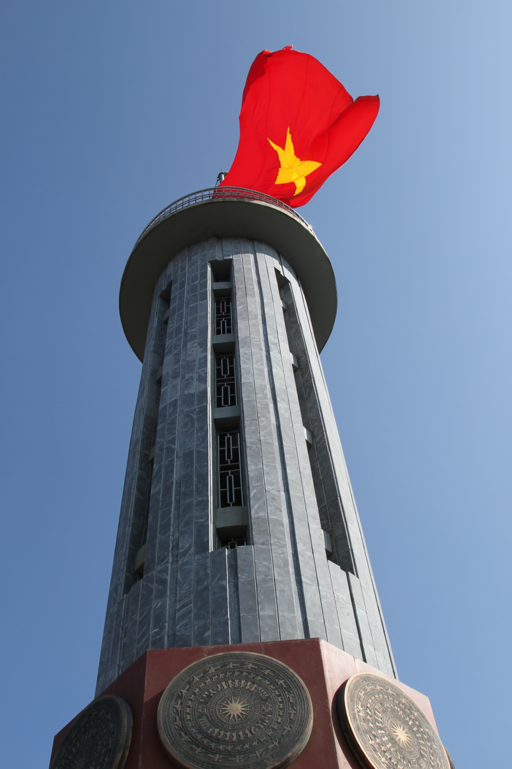 Hình ảnh lá cờ tổ quốc Việt Nam tung bay