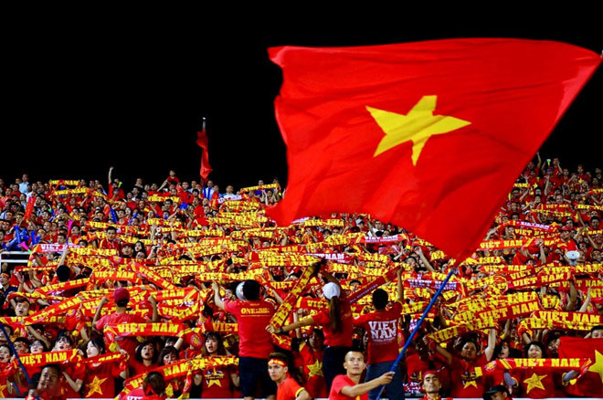 Hình ảnh lá cờ Việt Nam của cổ động viên