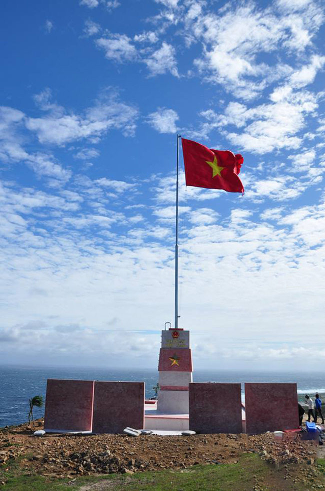 Hình ảnh lá cờ Việt Nam hướng về biển đông