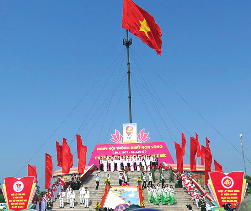 Hình ảnh ngọn cờ Việt Nam bay phấp phới