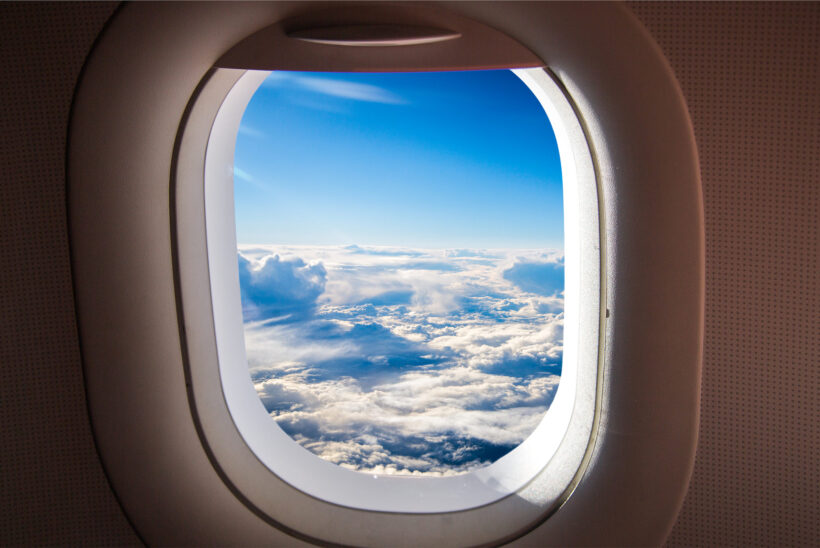 hình ảnh máy bay nhìn qua cửa sổ