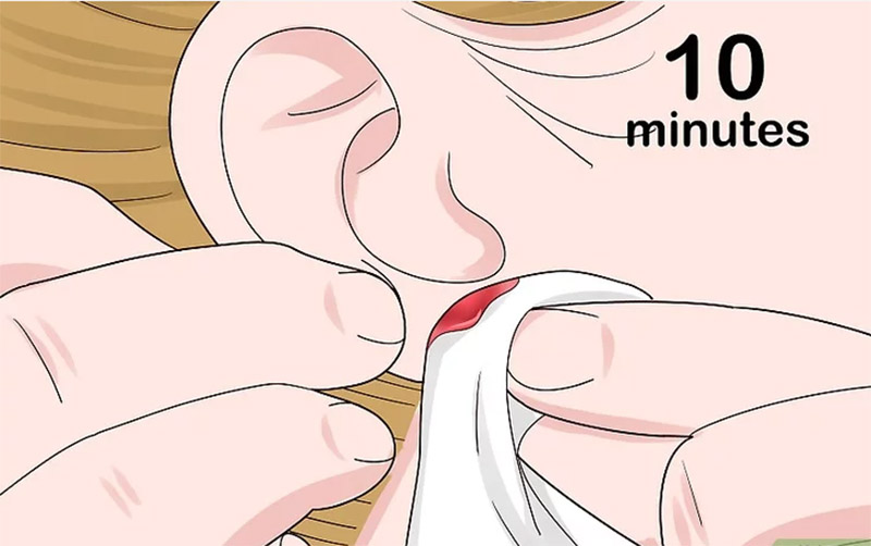 Bị chảy máu khi tháo khuyên tai