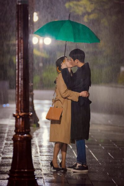 Hình ảnh hôn môi dưới mưa lãng mạn, đẹp